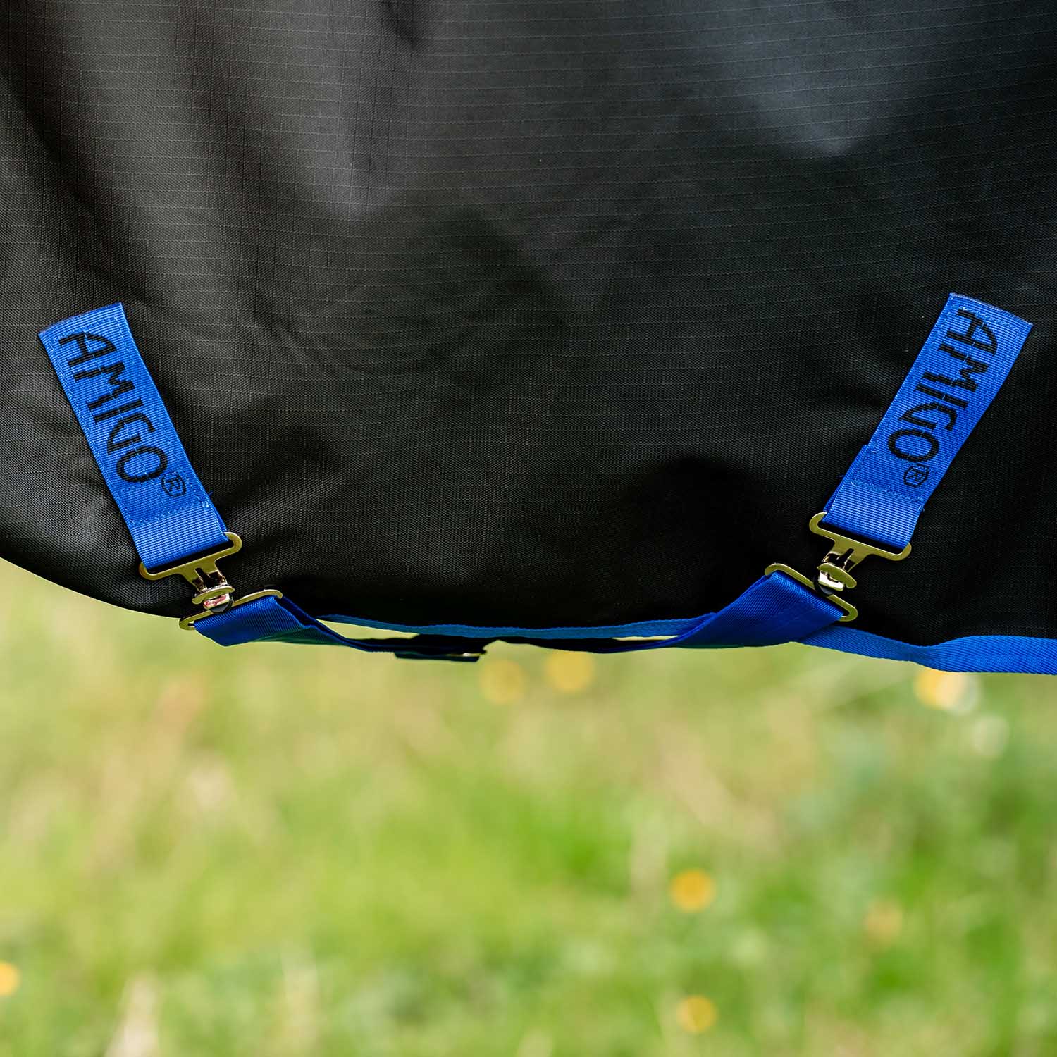 Amigo Ripstop 900D Plus Horse Turnout Blanket - 200g Medium Weight, Waterproof with Detachable Hood - Image 4