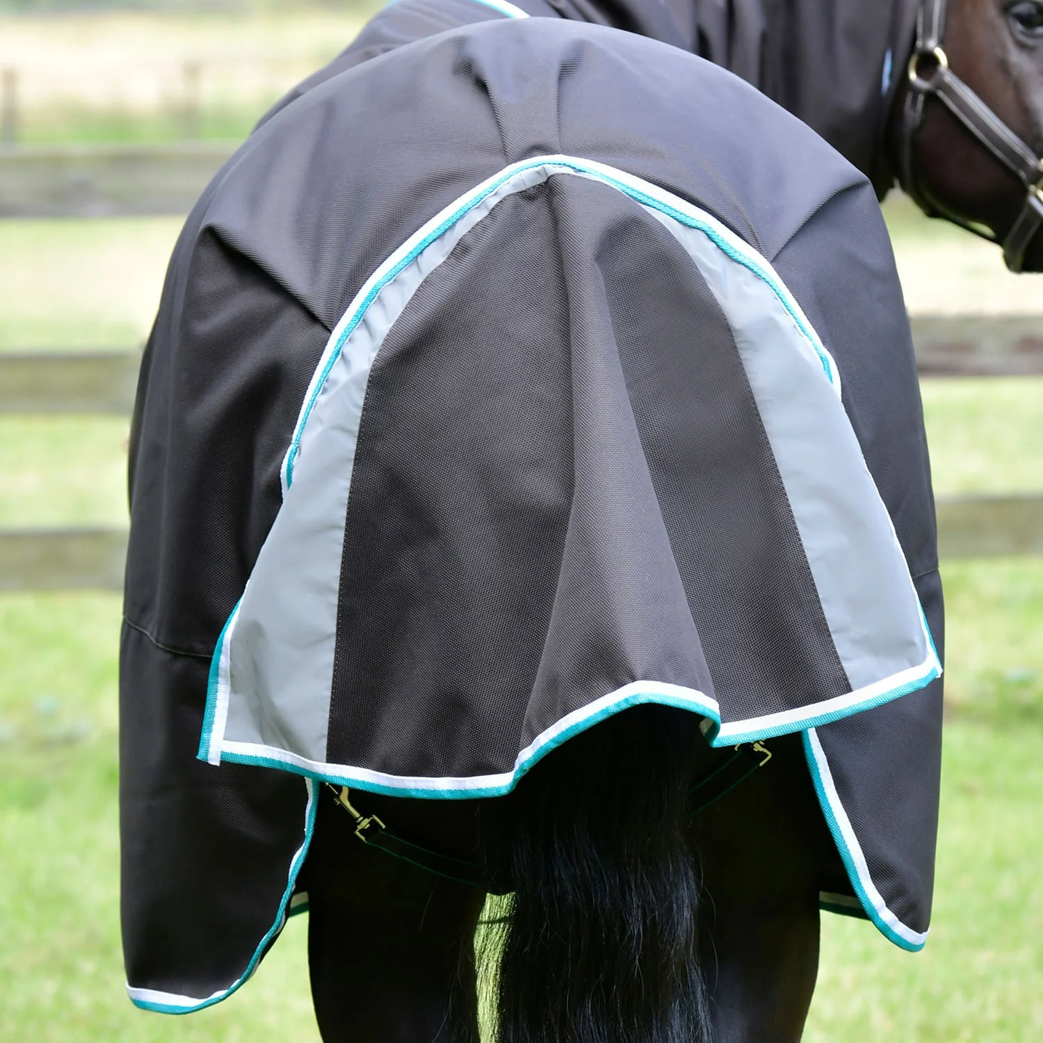 WeatherBeeta ComFITec Ultra Cozy III Detach-a-Neck Heavy Horse Blanket, 1800D, 360 Grams - Image 4